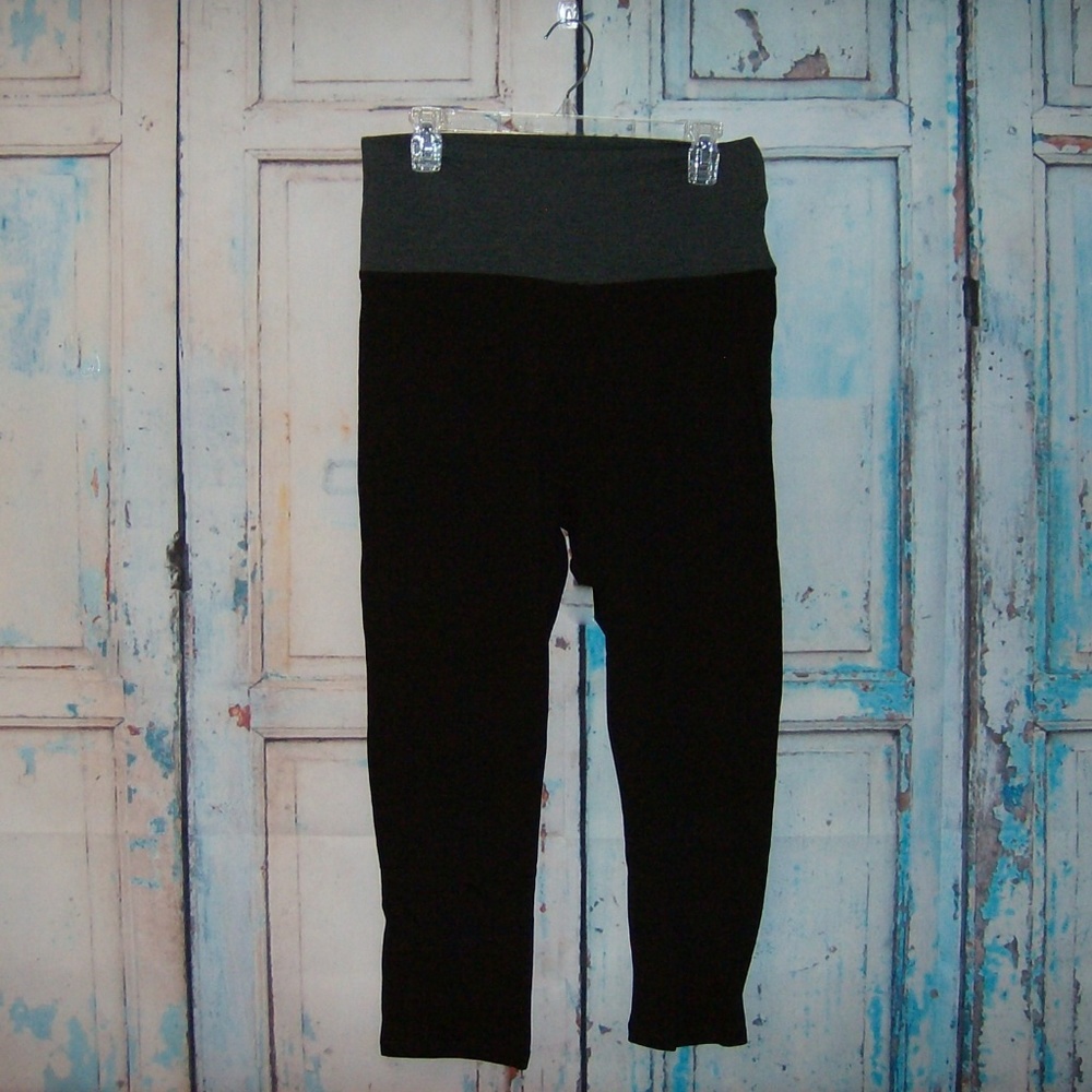 PLUS CAPRI YOGA PANTS CHARCOAL